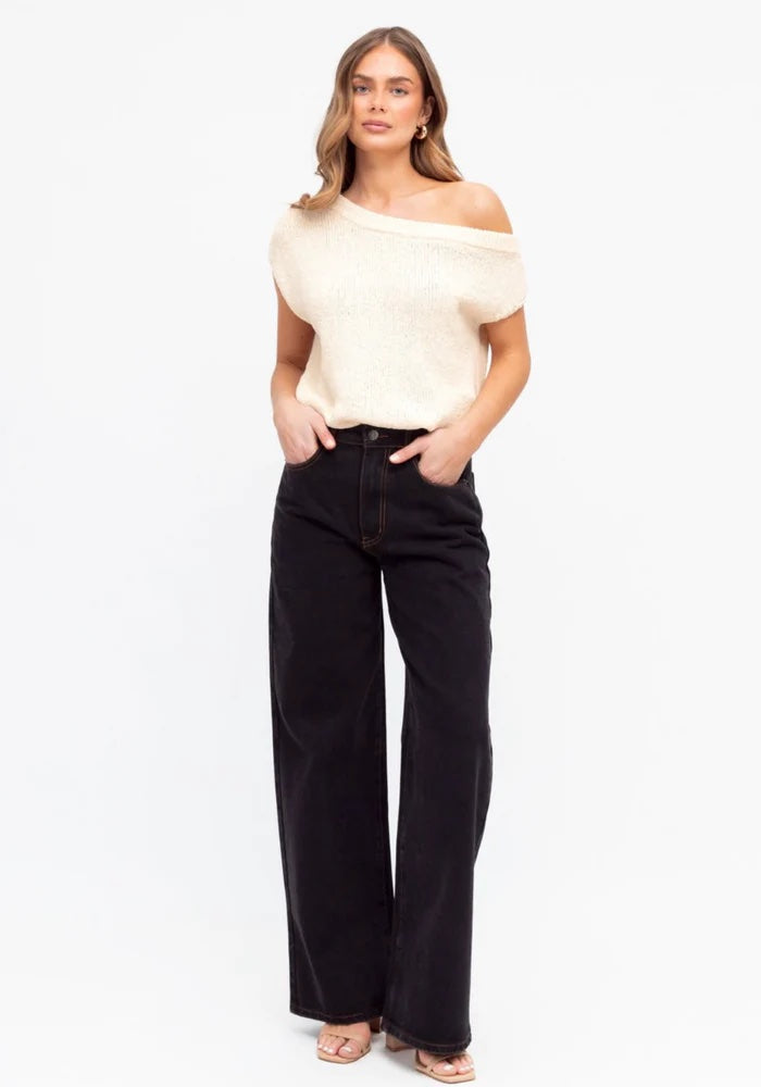 11_c16695d7-4278-49f8-a947-ed5209ba2a23_700x1000 copy.jpg